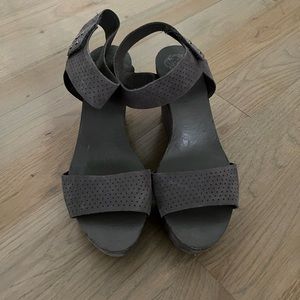 Vince Camuto grey platform heels